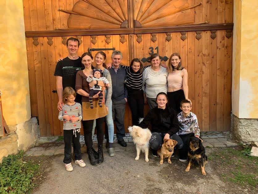 Tři generace rodiny Kratochvílů v roce 2022